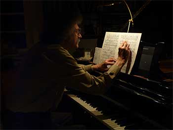 Foto Christian Elsas bei der arbeit am Piano